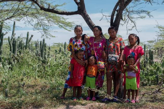 IMAGO Cultures of the world, Wayuu Volk in Kolumbien September 27, 2021, Mayapo, La Guajira, Colombia: A group of Wayuu indigenous community childs pose for a photo during a Humanitarian Mission developed by De Corazon Guajira in Mayapo at La Guajira - Colombia were they visited the Wayuu indigenous communities Pactalia, Poromana, Perrohuila on September 27, 2021. The Guajira region in Colombia is the poorest region in Colombia, with its people commongly living without drinkable water, electricity and food. Mayapo Colombia - ZUMAvp1_ 20210927_zia_vp1_005 Copyright: xMiyerxJuanax