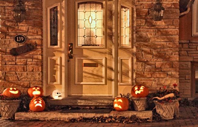 Halloween In Canada Jack-o -lanterns rest on a doorstep during Halloween night in Toronto, Ontario, Canada. Toronto ONTARIO Canada friedman-hallowee091031_nptuv  Copyright: xCreativexTouchxImagingxLtdx