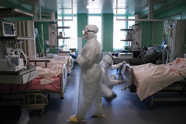 ST PETERSBURG, RUSSIA - OCTOBER 7, 2021: Medical workers tend to intensive care patients at St George s Hospital. Peter Kovalev TASS  TS113627