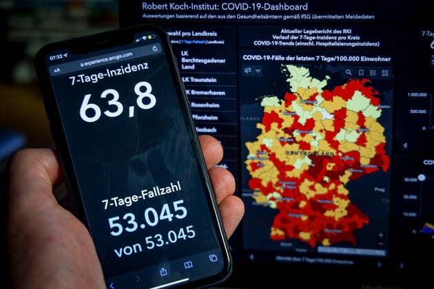 Coronavirus in Germany Covid 19 Dashboard of the Robert Koch Institute 08 10 2021 Robert Koch Institute 7 days Incidence 63.8 7 days Number of cases 53 045 COVID 19 cases 4 293 807 Addition of 10 429 compared to the previous day COVID 19 deaths 94 113 Addition of 86 compared to the previous day