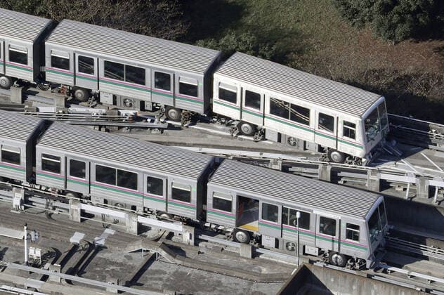 Bilder des Jahres 2021, News 10 Oktober News Themen der Woche KW40 News Bilder des Tages Strong earthquake in Tokyo region Photo taken Oct. 8, 2021, from a Kyodo News helicopter shows a Nippori-Toneri Liner train (top) that derailed slightly in Tokyo s Adachi Ward after a magnitude-5.9 earthquake jolted the Tokyo region the previous night.  A14AA0000900742P