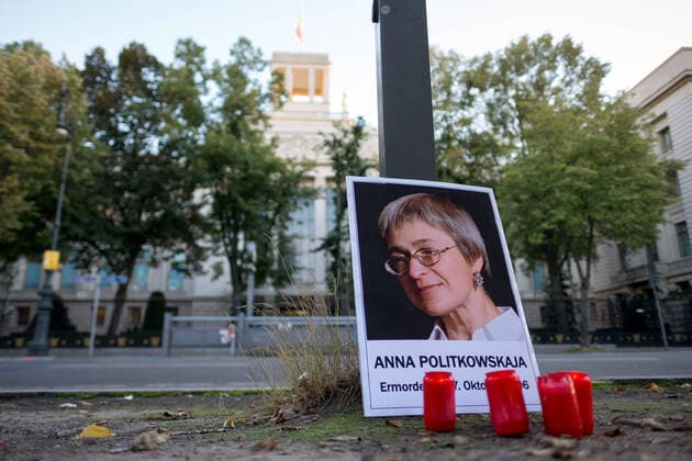 Bilder des Jahres 2021, News 10 Oktober News Themen der Woche KW40 News Bilder des Tages Amnesty International in Deutschland und Reporter ohne Grenzen erinnern am 7. Oktober mit einer Mahnwache vor der Russischen Botschaft in Berlin-Mitte an Anna Politkowskaja. Die russische Journalistin und Menschenrechtsverteidigerin wurde vor 15 Jahren in Moskau ermordet. Amnesty International in Germany and Reporters Without Borders commemorate Anna Politkovskaya on October 7 with a vigil in front of the Russian Embassy in Berlin-Mitte. The Russian journalist and human rights defender was murdered in Moscow 15 years ago. snapshot-photography xK.M.Krause *** Amnesty International in Germany and Reporters Without Borders commemorate Anna Politkovskaya on October 7 with a vigil in front of the Russian Embassy in Berlin Mitte The Russian jou