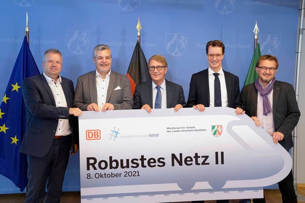 Bilder des Jahres 2021, News 10 Oktober News Themen der Woche KW40 News Bilder des Tages Pressetermin zur Unterzeichnung des Vertrages Robustes Netz 2 von LAND NRW und Deutsche Bahn Aktuell, 08.10.2021, Duesseldorf, NRW Verkehrsminister Hendrik Wuest gemeinsam mit Bahn Infrastruktur Vorstand Ronald Profalla und weiteren offiziellen Vertreten des regionalen Bahnverkehrs bei der Unterzeichnung des Vertrag zum Thema Robustes Netz II der Deutschen Bahn in NRW Duesseldorf Nordrhein-Westfalen Deutschland *** Press event for the signing of the contract Robust Network 2 of LAND NRW and Deutsche Bahn Aktuell, 08 10 2021, Duesseldorf, NRW Minister of Transport Hendrik Wuest together with Railway Infrastructure Board Member Ronald Profalla and other official representatives of regional rail transport at the signing of the contrac