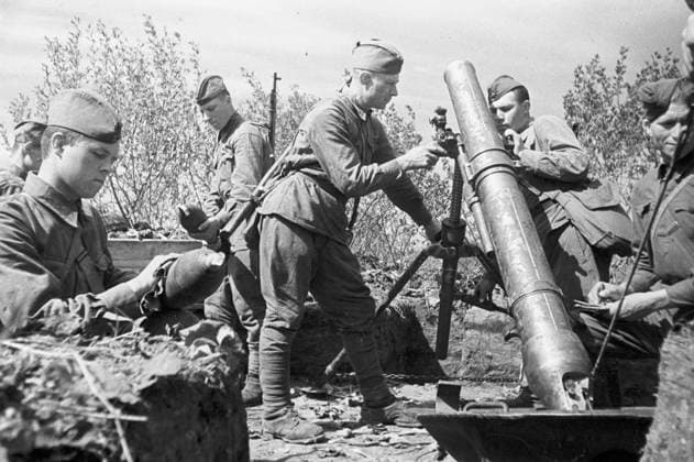Soviet gunmen 881130 05.07.1943 Soviet gunmen, a mortar crew. The Battle of Kursk (July 5, 1943 - August 23, 1943) also known as the Kursk Bulge. The Great Patriotic War of 1941-1945. Photo reproduction. Fedor Sputnik Kursk region Russia  Copyright: xFedorx