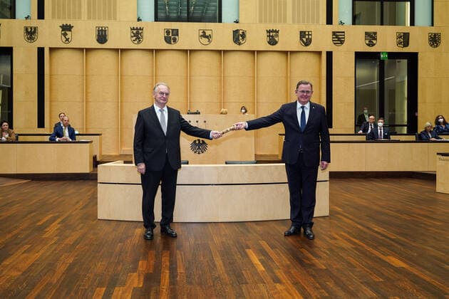 Bilder des Jahres 2021, News 10 Oktober News Themen der Woche KW40 News Bilder des Tages 08.10.2021, Berlin, Deutschland, GER,1009. Sitzung Bundesrat, Bundesratspräsident Reiner Haseloff gibt den Staffelstab der Präsidentschaft an seinen designierten Nachfolger Bodo Ramelow weiter. *** 08 10 2021, Berlin, Germany, GER,1009 meeting Bundesrat, Bundesrat President Reiner Haseloff passes the baton of the presidency to his designated successor Bodo Ramelow