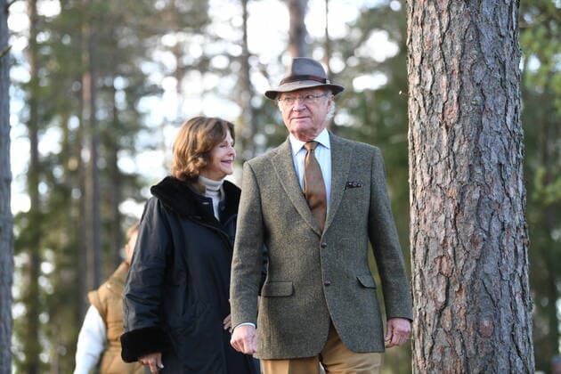 Queen Silvia and King Carl Gustaf at the inauguration of an accessibility adapted circular loop of the Sormlandsleden walking trail at Halleforsnas in Sweden, on Oct 08, 2021 Hälleforsnäs SWEDEN x10080x,  Copyright: xFredrikxSandberg TTx ROYAL COUPLE SORMLANDSLEDEN