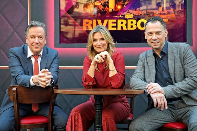 Bilder des Jahres 2021, Entertainment 10 Oktober Entertainment Themen der Woche KW40 Entertainment Bilder des Tages MDR - Riverboat. Moderator Jörg Kachelmann , Moderatorin Kim Fisher und Sebastian Fitzek während eines Pressetermins zur MDR - Talkshow Riverboat am 08.10.2021 in der Mediacity Leipzig. 20211008BOS0003 *** MDR Riverboat presenter Jörg Kachelmann , host Kim Fisher and Sebastian Fitzek during a press event for the MDR talk show Riverboat on 08 10 2021 in the Mediacity Leipzig 20211008BOS0003