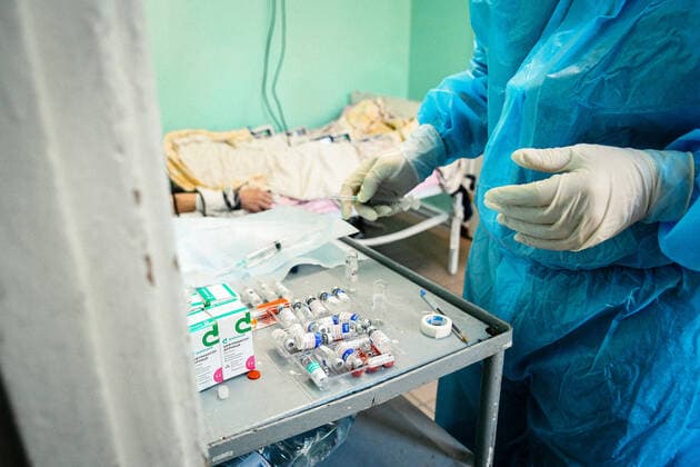 ZAPORIZHZHIA, UKRAINE - OCTOBER 07, 2021 - A syringe is seen in the hands of a medical worker on the premises of the Regional Infectious Diseases Clinical Hospital of the Zaporizhzhia Regional Council where 99 per cent of beds for coronavirus patients are currently occupied, Zaporizhzhia, southeastern Ukraine  Copyright: xDmytroxSmoliyenkox