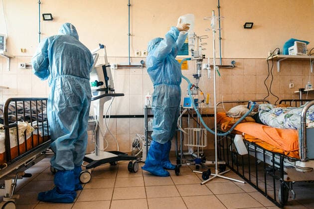 ZAPORIZHZHIA, UKRAINE - OCTOBER 07, 2021 - Medical workers wear protective gear on the premises of the Regional Infectious Diseases Clinical Hospital of the Zaporizhzhia Regional Council where 99 per cent of coronavirus beds are currently occupied, Zaporizhzhia, southeastern Ukraine  Copyright: xDmytroxSmoliyenkox