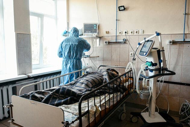 ZAPORIZHZHIA, UKRAINE - OCTOBER 07, 2021 - A medical worker in protective gear is pictured next to a patient on the premises of the Regional Infectious Diseases Clinical Hospital of the Zaporizhzhia Regional Council where 99 per cent of coronavirus beds are currently occupied, Zaporizhzhia, southeastern Ukraine  Copyright: xDmytroxSmoliyenkox