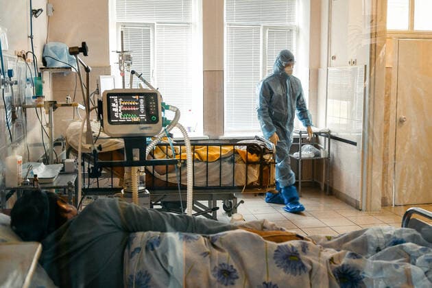 News Bilder des Tages ZAPORIZHZHIA, UKRAINE - OCTOBER 07, 2021 - A medical worker wears protective gear on the premises of the Regional Infectious Diseases Clinical Hospital of the Zaporizhzhia Regional Council where 99 per cent of coronavirus beds are currently occupied, Zaporizhzhia, southeastern Ukraine  Copyright: xDmytroxSmoliyenkox