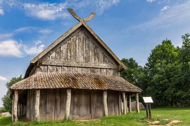 The reconstructed Viking longhouse in Trelleborg, Slagelse, Zealand, Denmark, Europe Copyright: imageBROKER KimxPetersen ibxkip07144125.jpg