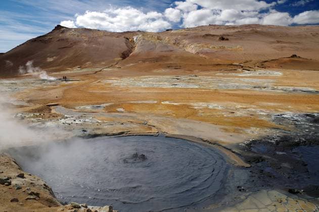  Heiße Schlammquellen blubbern in geothermaler Landschaft mit verschiedenen Farben, Myvatn, Namaskard, Namafjall, Island, Europa *** Hot mud springs bubbling in geothermal landscape with different colors, Myvatn, Namaskard, Namafjall, Iceland, Europe Copyright: imageBROKER/ReinhardxPantke ibxrpa07150665.jpg