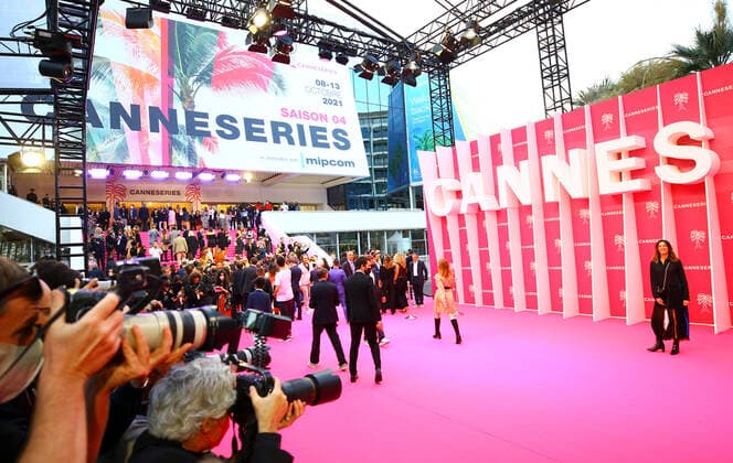 Bilder des Jahres 2021, Entertainment 10 Oktober Entertainment Themen der Woche KW40 Entertainment Bilder des Tages Cannes, France - October 09, 2021: Canneseries, International Series Festival and MIPCOM with glamorous Pink Carpet Atmosphere at the Palais des Festivals. Mandoga Media Canneseries MIPCOM 2021 *** Cannes, France October 09, 2021 Canneseries, International Series Festival and MIPCOM with glamorous Pink Carpet Atmosphere at the Palais des Festivals Mandoga Media Canneseries MIPCOM 2021
