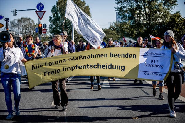 Querdenken Demonstration in Nürnberg Banner: ALLE CORONA MA?NAHMEN BEENDEN FREIE IMPFENTSCHEIDUNG. Am 09.10.2021 fand in Nürnberg eine Querdenken Demonstration statt bei welcher unterandere von den 1500 Teilnehmer*innen ein ende der Coronamaßnahmen gefordert wurde. Nürnberg Bayern Deutschland Copyright: xAaronxKarasekx