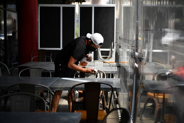 NSW CORONAVIRUS COVID19 REOPENING, Workers clean tables for outdoor dining at Sambandha Nepalese restaurant at Auburn in Sydney, Sunday, October 10, 2021. Fully vaccinated NSW residents have one day remaining of lockdown, with COVID-19 restrictions set to ease from Monday. ( NO ARCHIVING, EDITORIAL USE ONLY, NO USE IN BOOKS WITHOUT CONSENT SYDNEY NSW AUSTRALIA  Copyright: xJOELxCARRETTx 20211010001584648577
