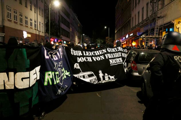 Demonstration gegen Räumung vom Wagencamp Köpi von der Rigaer Straße zum Gelände des Camps an der Köpenicker Straße. Berlin, 09.10.2021 *** Demonstration against eviction of the Wagencamp Köpi from the Rigaer Straße to the area of the camp at the Köpenicker Straße Berlin, 09 10 2021 Foto:xJ.xMWx xFuturexImage