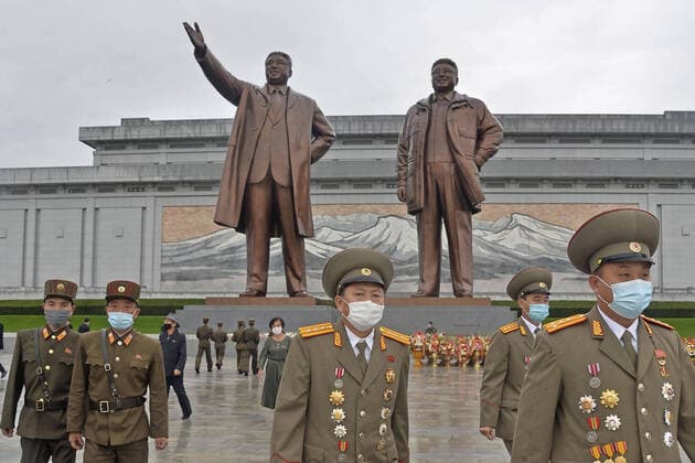 Bilder des Jahres 2021, News 10 Oktober News Themen der Woche KW40 News Bilder des Tages Nordkorea, Feierlichkeiten am Jahrestag der Gründung der Partei der Arbeit Koreas Scene from Pyongyang Military personnel visit Mansu Hill in Pyongyang on Oct. 10, 2021, the 76th anniversary of the founding of the ruling Workers Party of Korea.  A14AA0000900840P