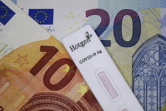 banknotes and test kit banknotes and test kit, 09 10 2021, Borkwalde, Brandenburg On banknotes lies a test kit