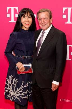 Gerhard Schröder mit Ehefrau So-yeon Schröder-Kim bei der Uraufführung der mittels Künstlicher Intelligenz vollendeten 10. Sinfonie von Ludwig van Beethoven nach Notizen des Komponisten im Telekom Forum. Bonn, 09.10.2021 *** Gerhard Schröder with his wife So yeon Schröder Kim at the premiere of Ludwig van Beethovens 10th Symphony, completed by means of artificial intelligence, based on notes by the composer, at the Telekom Forum Bonn, 09 10 2021 Foto:xC.xHardtx xFuturexImage