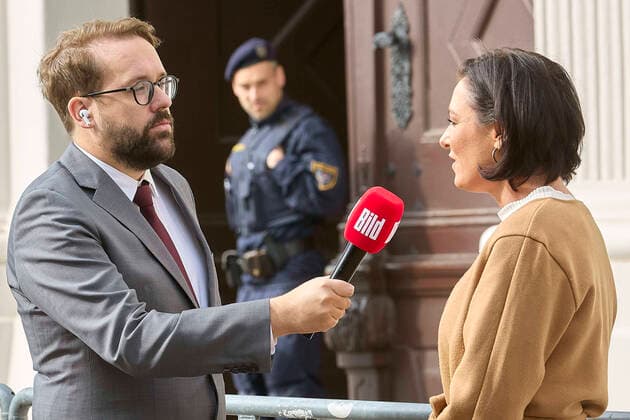 Paul Ronzheimer ist Journalist des Jahres, Archivbilder - Wien 10.10.2021 - Nach dem gestrigen Rücktritt des österreichischen Bundeskanzler Kurz (ÖVP) drehte sich heute das innenpolitische Karussell weiter. PHOTO: Paul Ronzheimer, der bereits seit gestern in Wien weilende, stellvertretende Chefredakteur der Boulevardzeitung Bild, Moderator des gleichnamigen Fernsehsenders und Biograf von Bundeskanzler Kurz interviewte Landwirtschaftsministerin Elisabeth Köstinger vor dem Bundeskanzleramt. After the resignation of Austrian Chancellor Kurz (ÖVP) yesterday, the domestic political carousel continued to turn today. PHOTO: Paul Ronzheimer, deputy editor-in-chief of the newspaper Bild, presenter of the television station of the same name and biographer of Federal Chancellor Kurz, interviewed Agri 