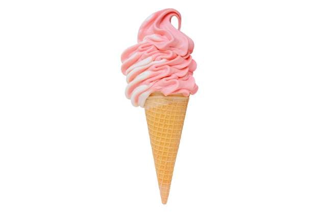 Softeis Freigestellte Eiswaffel mit Softeis. *** Soft ice cream Free ice cream cone with soft ice cream