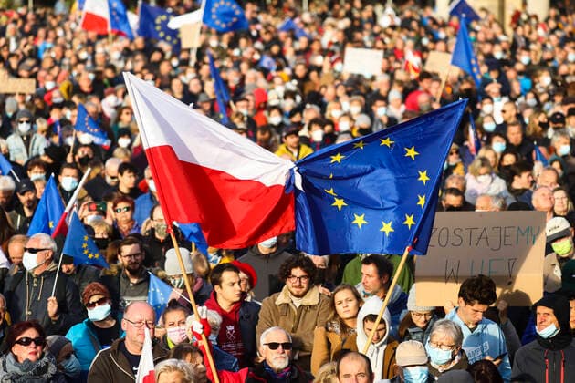 Bilder des Jahres 2021, News 10 Oktober News Themen der Woche KW40 Pro EU Demonstration In Krakow, Poland Thousands attend We re staying in EU demonstration at the Main Square in Krakow, Poland on October 10, 2021. The pro-EU demonstrations were held across the country to show of support for the EU after the nation™s constitutional court ruled this week that the Polish constitution overrides some EU laws. Demonstrator expressed fear that Law and Justice (PiS) ruling party could lead to Polexit or Poland being forced to leave the EU. Krakow Poland zawrzel-proeudem211010_npoi4  Copyright: xBeataxZawrzelx