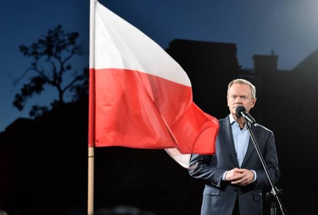 10.10.2021 WARSZAWA MANIFESTACJA DEMONSTRACJA PRZECIWKO WYCHODZENIU POLSKI Z UNII EUROPEJSKIEJ POD PRZEWODNICTWEM DONALDA TUSKA DEMONSTRACJA PRO UNIJNA N Z DONALD TUSK FOT DAMIAN BURZYKOWSKI NEWSPIX.PL 10 10 2021 WARSAW MANIFESTATION DEMONSTRATION AGAINST THE LEAVING OF POLAND FROM THE EUROPEAN UNION UNDER THE CHAIR OF DONALD TUSK PRO-UNION DEMONSTRATION --- Newspix.pl  DB101021_124