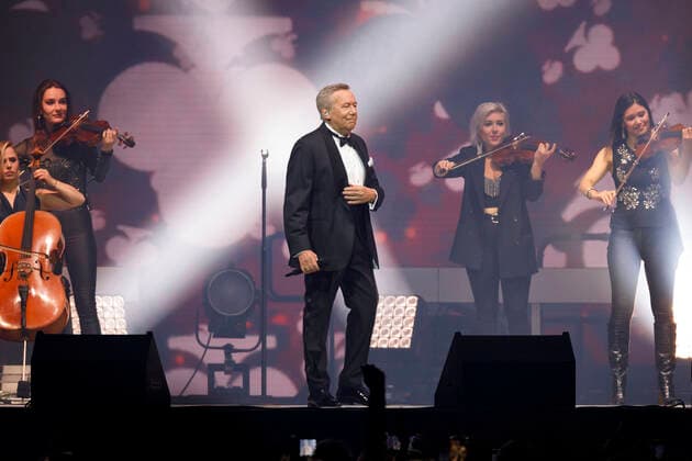 Roland Kaiser at a concert as part of his Alles oder Dich Tour at the Lanxess Arena Cologne, 10 10 2021 Foto:xC.xHardtx xFuturexImage