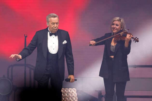 Roland Kaiser at a concert as part of his Alles oder Dich Tour at the Lanxess Arena Cologne, 10 10 2021 Foto:xC.xHardtx xFuturexImage