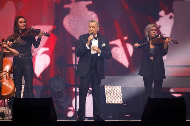 Roland Kaiser at a concert as part of his Alles oder Dich Tour at the Lanxess Arena Cologne, 10 10 2021 Foto:xC.xHardtx xFuturexImage