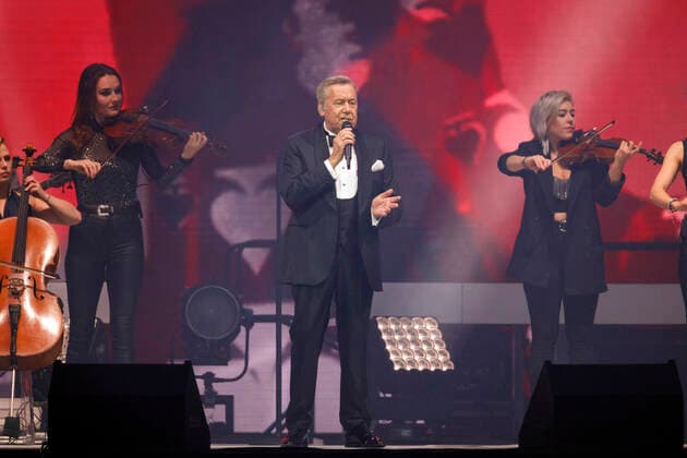 Roland Kaiser at a concert as part of his Alles oder Dich Tour at the Lanxess Arena Cologne, 10 10 2021 Foto:xC.xHardtx xFuturexImage