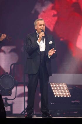 Roland Kaiser at a concert as part of his Alles oder Dich Tour at the Lanxess Arena Cologne, 10 10 2021 Foto:xC.xHardtx xFuturexImage
