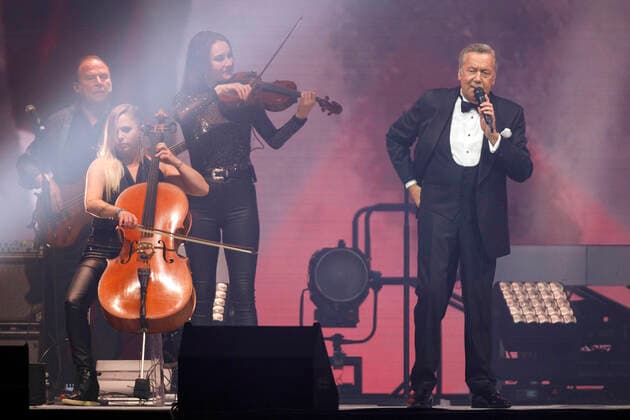 Roland Kaiser at a concert as part of his Alles oder Dich Tour at the Lanxess Arena Cologne, 10 10 2021 Foto:xC.xHardtx xFuturexImage