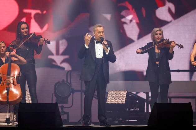 Roland Kaiser at a concert as part of his Alles oder Dich Tour at the Lanxess Arena Cologne, 10 10 2021 Foto:xC.xHardtx xFuturexImage
