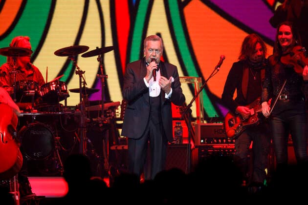 Roland Kaiser at a concert as part of his Alles oder Dich Tour at the Lanxess Arena Cologne, 10 10 2021 Foto:xC.xHardtx xFuturexImage
