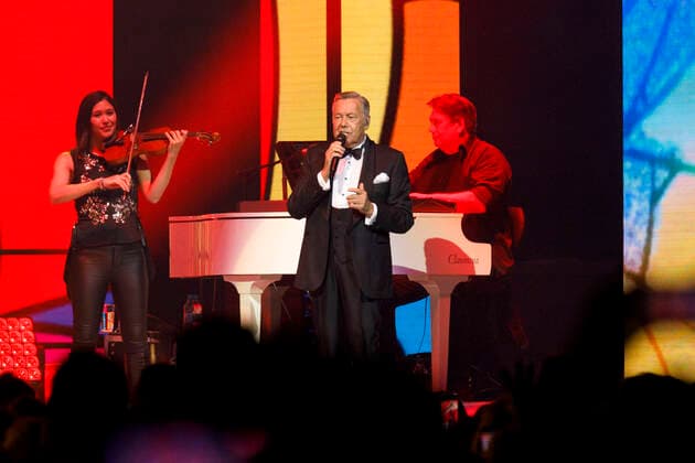 Roland Kaiser at a concert as part of his Alles oder Dich Tour at the Lanxess Arena Cologne, 10 10 2021 Foto:xC.xHardtx xFuturexImage
