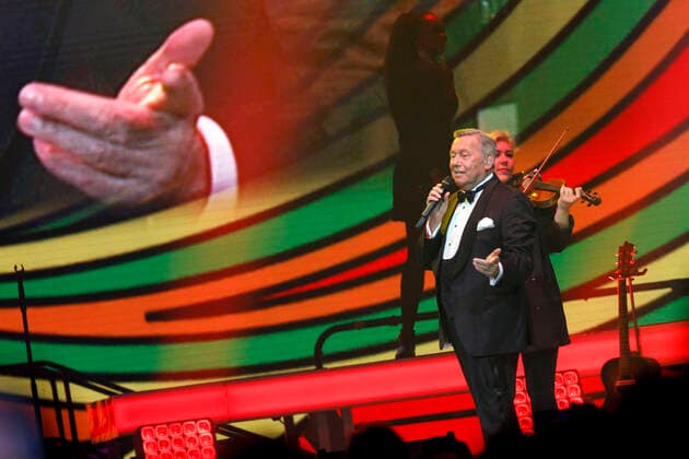 Roland Kaiser at a concert as part of his Alles oder Dich Tour at the Lanxess Arena Cologne, 10 10 2021 Foto:xC.xHardtx xFuturexImage