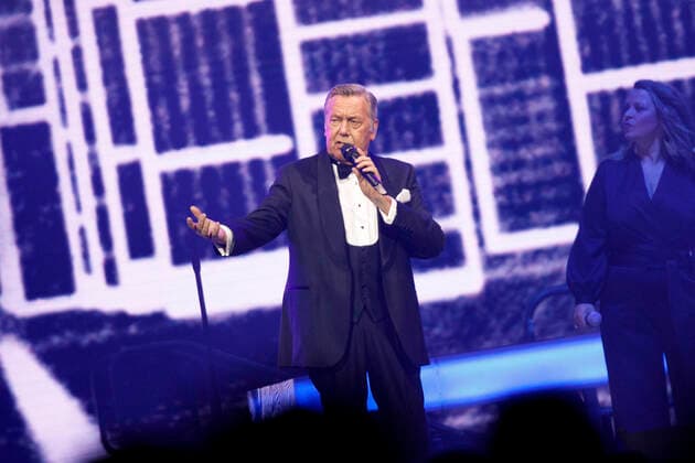 Roland Kaiser at a concert as part of his Alles oder Dich Tour at the Lanxess Arena Cologne, 10 10 2021 Foto:xC.xHardtx xFuturexImage