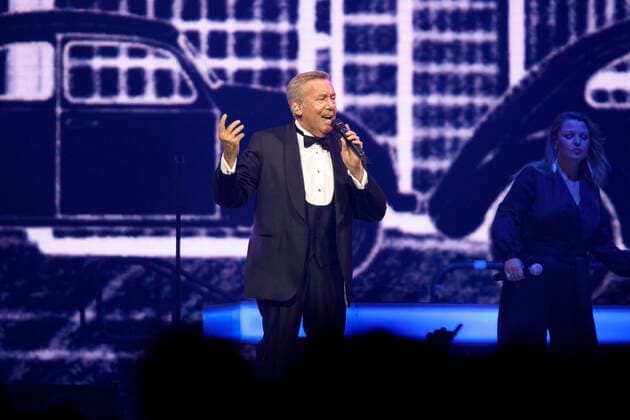 Roland Kaiser at a concert as part of his Alles oder Dich Tour at the Lanxess Arena Cologne, 10 10 2021 Foto:xC.xHardtx xFuturexImage