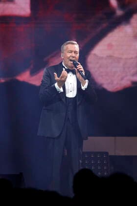 Roland Kaiser at a concert as part of his Alles oder Dich Tour at the Lanxess Arena Cologne, 10 10 2021 Foto:xC.xHardtx xFuturexImage