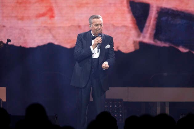 Roland Kaiser at a concert as part of his Alles oder Dich Tour at the Lanxess Arena Cologne, 10 10 2021 Foto:xC.xHardtx xFuturexImage