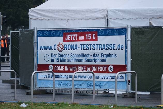 Leipzig, 11 10 2021 Corona Testzentrum auf dem Wilhelm Leuschner Platz End of free rapid tests As of today, the Corona Antigen Rapid Test is no longer free of charge nationwide but subject to a charge Here, the test costs 15 euros Saxony Germany
