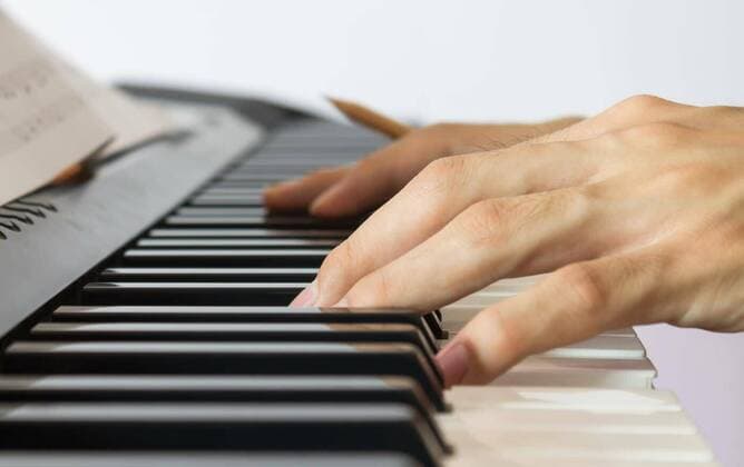 IMAGO Creative: Bildung, Musikerziehung Piano Player Hand on Electric Piano with Sheet music, 13.10.2020, Copyright: xsteafpongx Panthermedia27231254