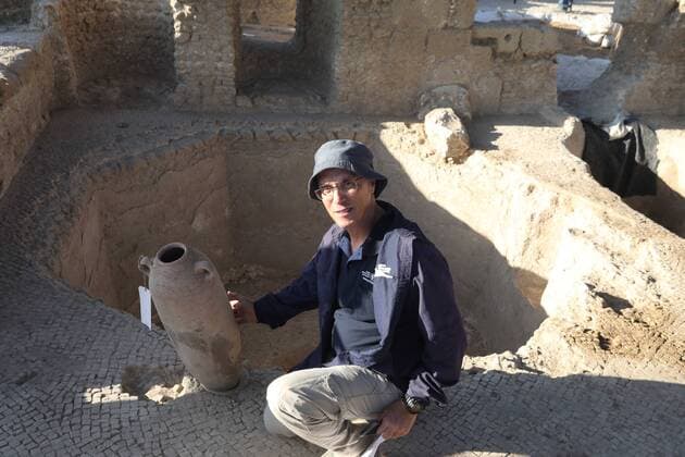 Bilder des Jahres 2021, News 10 Oktober News Themen der Woche KW41 News Bilder des Tages (211011) -- YAVNE, Oct. 11, 2021 -- Israeli archeologist and Yavne Excavation Director Elie Hadad shows a piece of relics found at the excavation site of an ancient wine factory in Yavne of central Israel, on Oct. 11, 2021. Israeli archaeologists have exposed a 1,500-year-old massive wine factory, the Israel Antiquities Authority (IAA) said Monday. The huge and well-designed industrial estate from the Byzantine period has been excavated over the past two years in the city of Yavne in central Israel. (Photo by Xinhua) ISRAEL-YAVNE-ANCIENT WINE FACTORY-EXCAVATION GilxCohenxMagen 