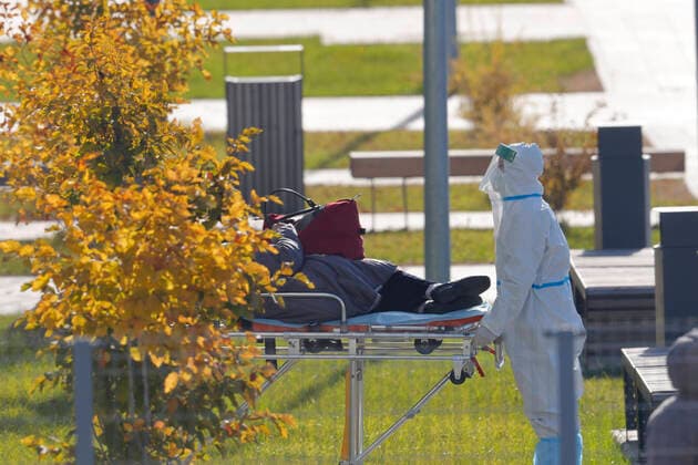(211011) -- MOSCOW, Oct. 11, 2021 -- A medical worker wearing protective gear transfers a patient from an ambulance to a hospital in Kommunarka outside Moscow, Russia, Oct. 11, 2021. Russia registered 29,409 new coronavirus cases over the past 24 hours, the highest number so far this year, taking the nationwide tally to 7,804,774, the official monitoring and response center said Monday. (Photo by Xinhua) RUSSIA-MOSCOW-COVID-19-CASES AlexanderxZemlianichenkoxJr 