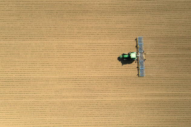 IMAGO Nature: Unsere Erde, Klimawandel, Ernährung, Pflanzen der Zukunft, Soja Organic soybean cultivation in Encausse (south-western France) Organic soybean farming. Aerial view of plots in Encausse (south western France) Occitanie Pyrenees Mediterranee; Europe; Western Europe; France  Copyright: xFerrer-Saada Andia.frx 387715