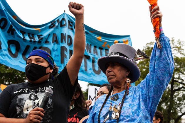 Native American Activists Arrested At White House Protest On Indigenous Peoples Day Native American activists lead a protest at the White House against the continued use of fossil fuels on Indigenous Peoples Day, the first day of a week of action hosted by People vs. Fossil Fuels. Many of their fellow demonstrators await arrest. Protesters have two major demands of the Biden Administration; cease approvals of projects for fossil fuel infrastructure and lead a renewable energy transformation. Washington DC United States bailey-nativeam211011_npEgD  Copyright: xAllisonxBaileyx