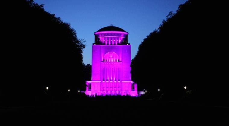 Das Planetarium im Hamburger Stadtpark ist pink beleuchtet. Die Sternwarte gehörte am 11. Oktober zu den über 85 bekannten Wahrzeichen, Gebäuden und Denkmälern in rund 40 deutschen Städten, die am Welt-Mädchentag in pinker Farbe beleuchet wurde. Mit der bundesweiten Illuminierung wollte die Kinderrechtsorganisation Plan International Deutschland darauf aufmerksam machen, dass noch viel zu tun ist, bis Mädchen und Frauen auf dieser Welt gleichberechtigt sind. Winterhude Hamburg *** The planetarium in Hamburgs Stadtpark is illuminated in pink On 11 October, the observatory was one of more than 85 well-known landmarks, buildings and monuments in around 40 German cities that were illuminated in pink on World Girls Day. With the nationw