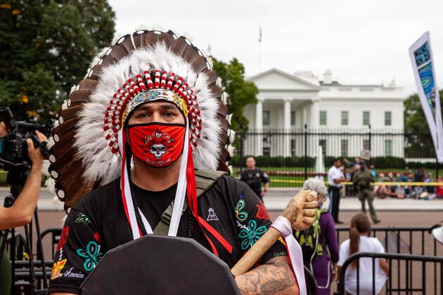 Bilder des Jahres 2021, News 10 Oktober News Themen der Woche KW41 News Bilder des Tages Native American Activists And Allies Arrested At White House On Indigenous Peoples Day Roy Walks Through Hail takes a stand for water protectors and against oil and gas pipelines during a protest at the White House against the continued use of fossil fuels on Indigenous Peoples Day, the first day of a week of action hosted by People vs. Fossil Fuels. Protesters have two major demands of the Biden Administration; cease approvals of projects for fossil fuel infrastructure and lead a renewable energy transformation. Washington DC United States bailey-nativeam211011_npIFE  Copyright: xAllisonxBaileyx